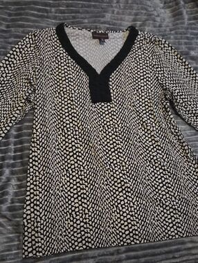 Dana Buchman Black & Cream V-Neck Long Sleeve Top